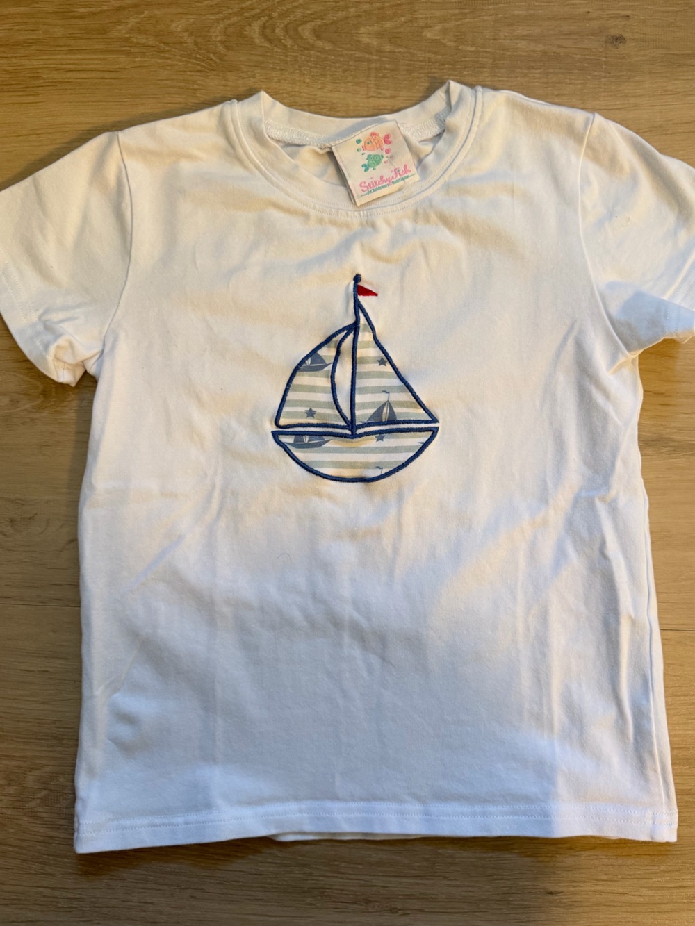 Kids stitchy fish unisex White Sailboat appliqué Short Sleeve Tee
